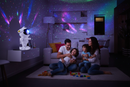 Família na sala com projeção galáxia